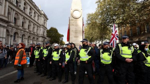 Police officers guard 'The Cenotaph' on the day of a protest in solidarity with Palestinians in Gaza, amid the o<em></em>ngoing co<em></em>nflict between Israel and the Palestinian Islamist group Hamas, in London, Britain, October 28, 2023. REUTERS/Susannah Ireland