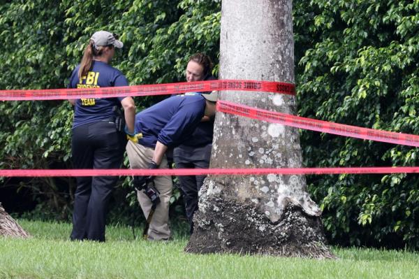 FBI and police investigating the scene of wher<em></em>e Routh was discovered at the edge of the golf course.