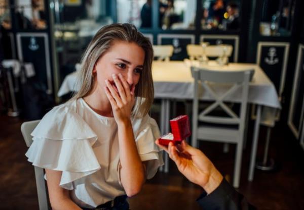 woman gets proposed to