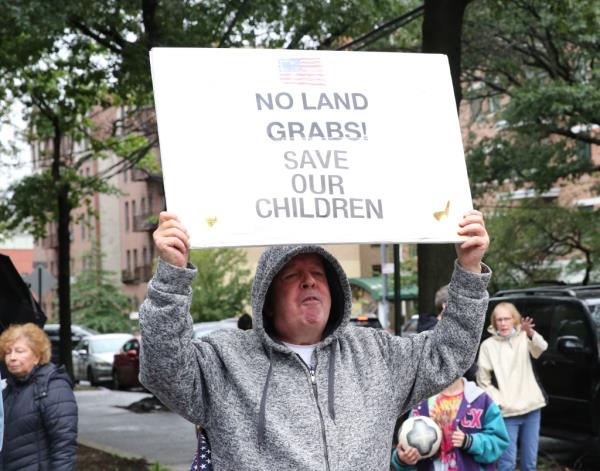 Anti-migrant protesters in the Bronx.