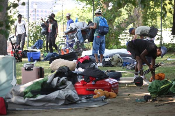 Dozens of tents and (a<em></em>bout) a hundred migrants are camped along the bike path on the west side of Randall's Island near the Ward's Island pedestrian bridge and the City-run mirgant shelter on August 14, 2024.</p>
<p>