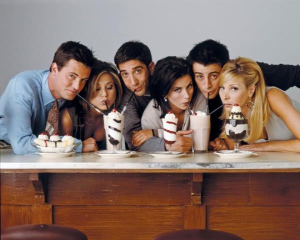 FRIENDS -- Pictured: (l-r) Matthew Perry as Chandler Bing, Jennifer Aniston as Rachel Green, David Schwimmer as Ross Geller, Courteney Cox as Mo<em></em>nica Geller, Matt Le Blanc as Joey Tribbiani, Lisa Kudrow as Phoebe Buffay (Photo by NBCU Photo Bank/NBCUniversal via Getty Images via Getty Images)