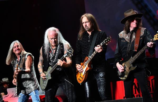 Lynyrd Skynyrd performing