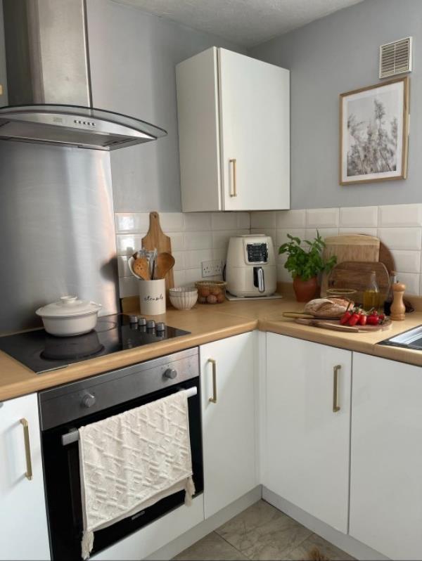 Aziza's kitchen with vinyl tiles. 