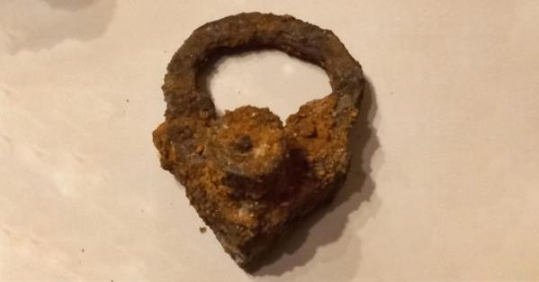 A triangular lock was attached to the child's ankle