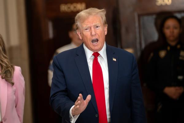 Do<em></em>nald Trump outside court.