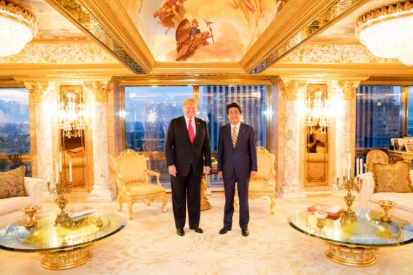 Do<em></em>nald Trump inside his triplex with Japanese Prime Minister Abe Shinzo