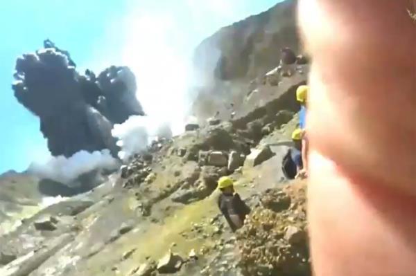 A shocking video showed the moment cruise ship tourists watched the White Island volcano erupt.</p>

<p>　　