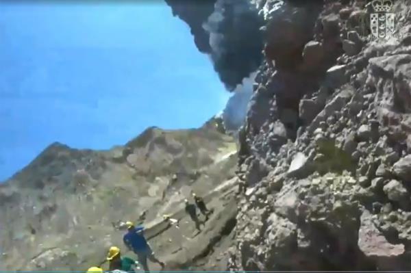 Within seconds, the group in the video broke out into a run as they realized the seriousness of the situation.</p>

<p>　　