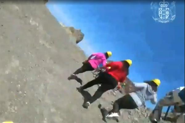 The video shows a group of a<em></em>bout 18 passengers and guides in hard hats standing on an elevated part of the island as grey steam emerges from the top of the volcano.</p>

<p>　　