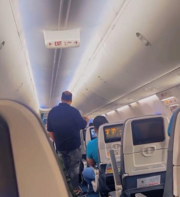 Photo shows the passengers of the delayed Iraqi Airways flight 