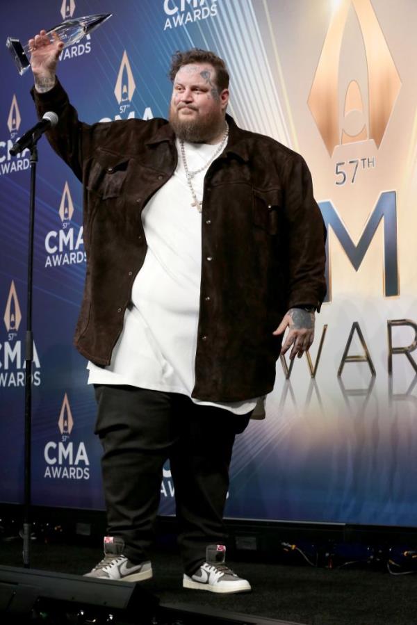 Jelly Roll rushed to TikTok begging his fans to co<em></em>nnect him with Barr’s Music City Soul Food restaurant so they could make his favorite dressing for $1000. 