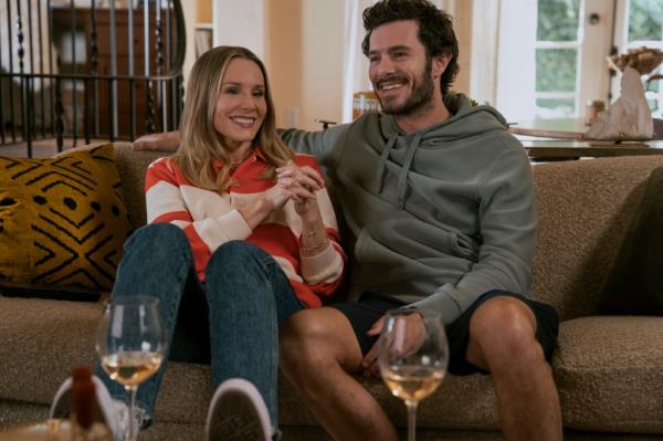 Adam Brody as Noah and Kristen Bell as Joanne in 