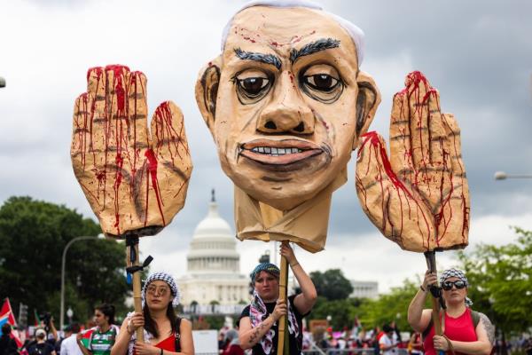 An effigy of Netanyahu being carried by protesters near the Capitol.
