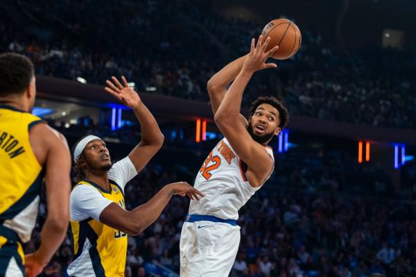 Knicks center Karl-Anthony Towns (32) passes in the first half against the Indiana Pacers