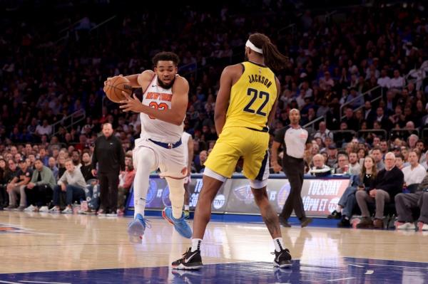 Knicks center Karl-Anthony Towns (32) drives to the basket against Indiana Pacers forward Isaiah Jackson