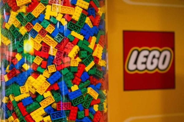 a<em></em>bout 80% of the 60 billion-plus of Lego pieces made each year co<em></em>ntain ABS, a petroleum-ba<em></em>sed plastic.