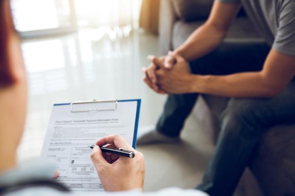 Doctor writing a pres<em></em>cription 