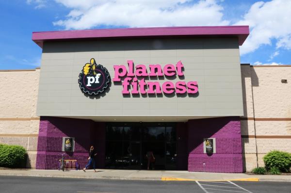 An exterior image of Planet Fitness.