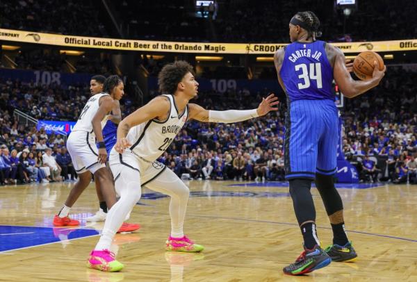 Jalen Wilson defends Wendell Carter Jr. during the Nets' loss.