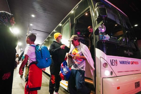 migrants getting off a bus