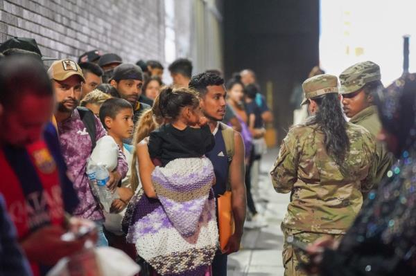 troops talking to migrants 