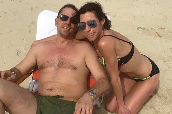 Hunter and Hallie Biden on the beach