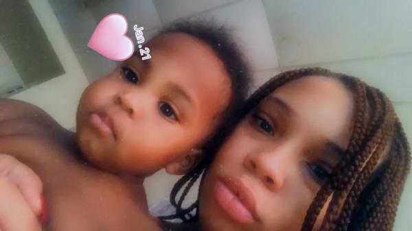 Nytavia Ragsdale with little Jahmeik, who died Oct. 14.</p>

<p>　　