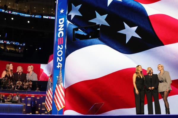 Bandmates Natalie Maines and sisters Martie Maguire and Emily Strayer took the stage inside the United Center in Chicago on Thursday for an acapella version of the natio<em></em>nal anthem. 