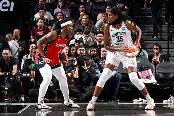 Jo<em></em>nquel Jo<em></em>nes (r.) was traded from the Sun to the Liberty after the 2022 season.