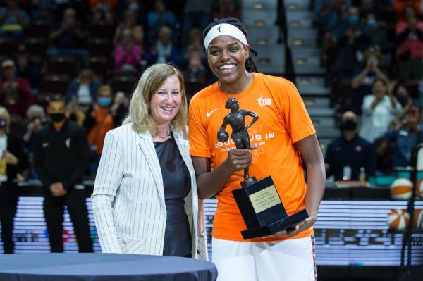 Jo<em></em>nquel Jo<em></em>nes (r.) holds the MVP trophy alo<em></em>ngside WNBA commissio<em></em>ner Cathy Engelbert in 2021.
