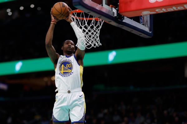 Golden State Warriors forward Jo<em></em>nathan Kuminga (00) dunks the ball against the Washington Wizards in the second half at Capital One Arena. 