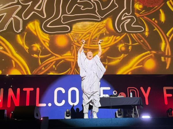 Comedian Youn Sung-ho, also known as DJ Ven. New Jean, performs during the opening ceremony of Busan Internatio<em></em>nal Comedy Festival held in Haeundae-gu, Busan, Friday. (BICF Organizing Committee)