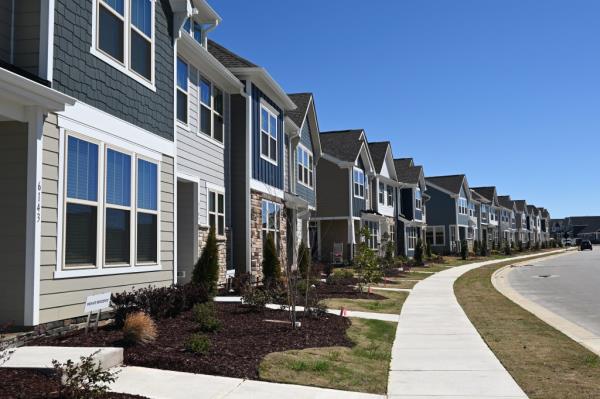 A picture of residential houses down a street.