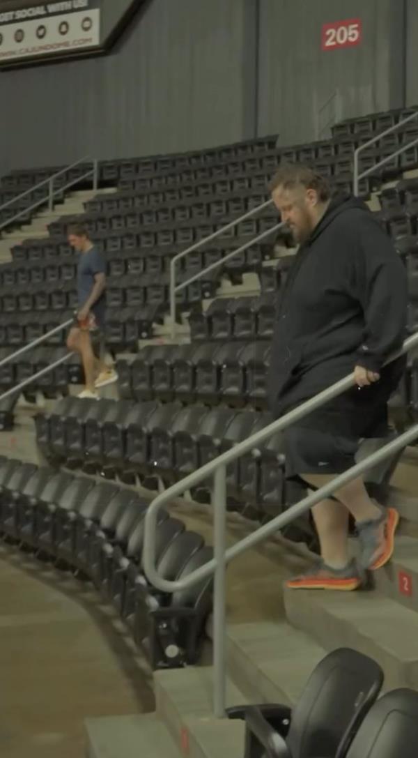 Jelly Roll can be seen above working out while on tour.