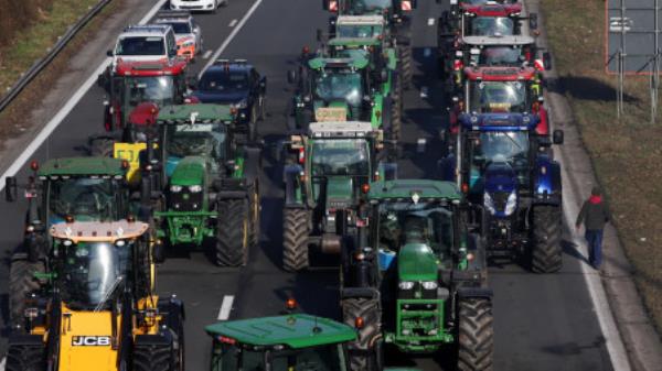 Belgian farmers use their tractors to block the Brussels ring as they protest over price pressures, taxes and green regulation, grievances shared by farmers across Europe, in Halle, Belgium January 29, 2024. REUTERS/Yves Herman</p>

<p>　　
