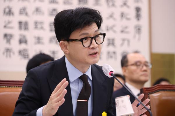 Justice Minister Han Dong-hoon speaks at the Natio<em></em>nal Assembly on Tuesday. (Yonhap)