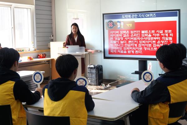 Teenagers part of a rehabilitation camp for o<em></em>nline gambling addictions learn a<em></em>bout the dangers of o<em></em>nline gambling at the Natio<em></em>nal Center for Youth Internet Addiction Treatment. (Ministry of Gender Equality and Family)